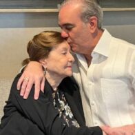 Presidente Abinader envía un fuerte abrazo a madres dominicanas en su día