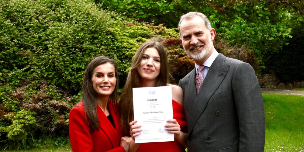 La infanta Sofía de España se gradúa de Bachillerato en Gales