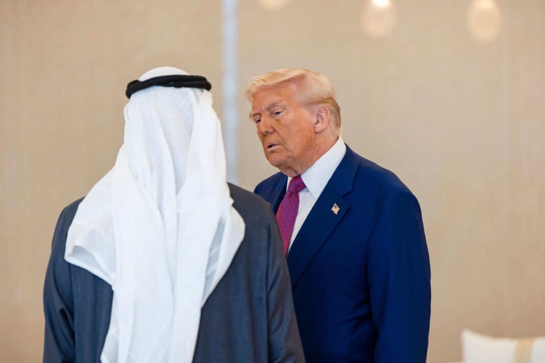 Trump regresa con billones en negocio de su gira al Golfo, pero con nudos diplomáticos
