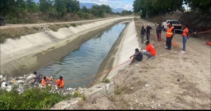 Acumulación de plásticos en canal Ysura dificulta recuperación de cuerpo