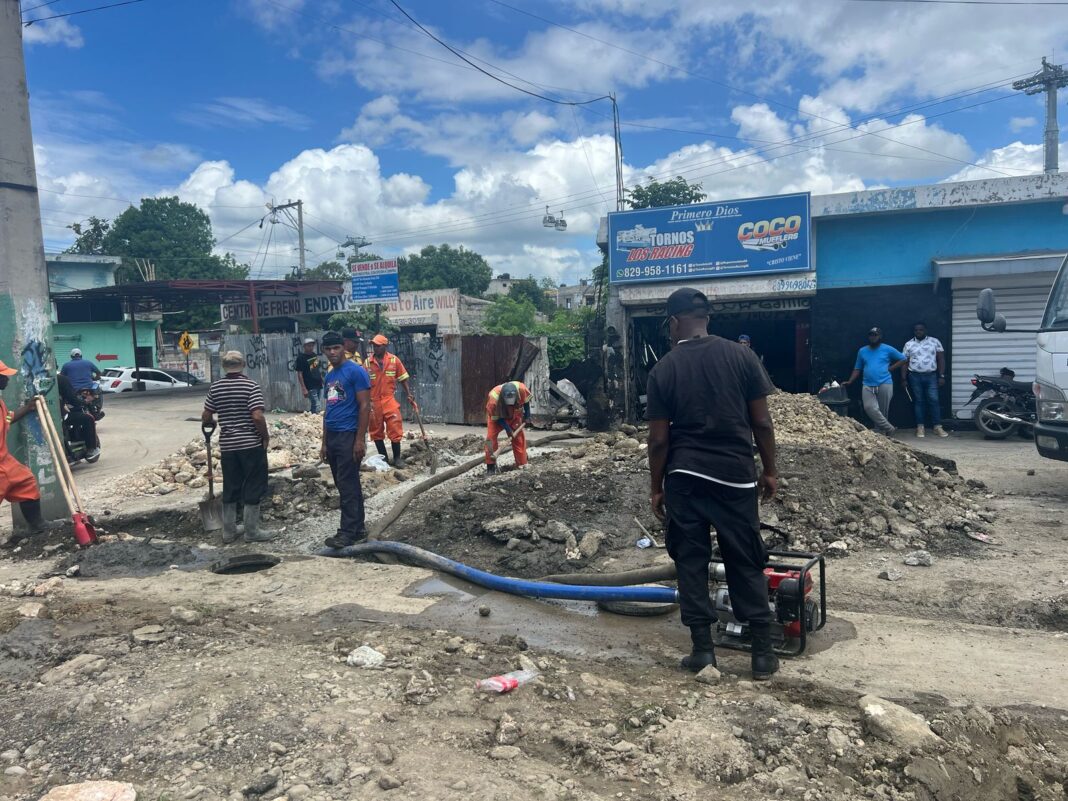 Ayuntamiento de Los Alcarrizos interviene calle Duarte para resolver deterioro