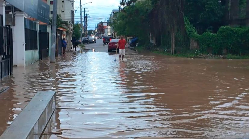 Moradores del Residencial Amalia SDE exigen solución urgente a problemas de drenaje - Noticias de hoy en República Dominicana | De Último Minuto