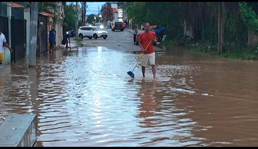Moradores del Residencial Amalia SDE exigen solución urgente a problemas de drenaje - Noticias de hoy en República Dominicana | De Último Minuto