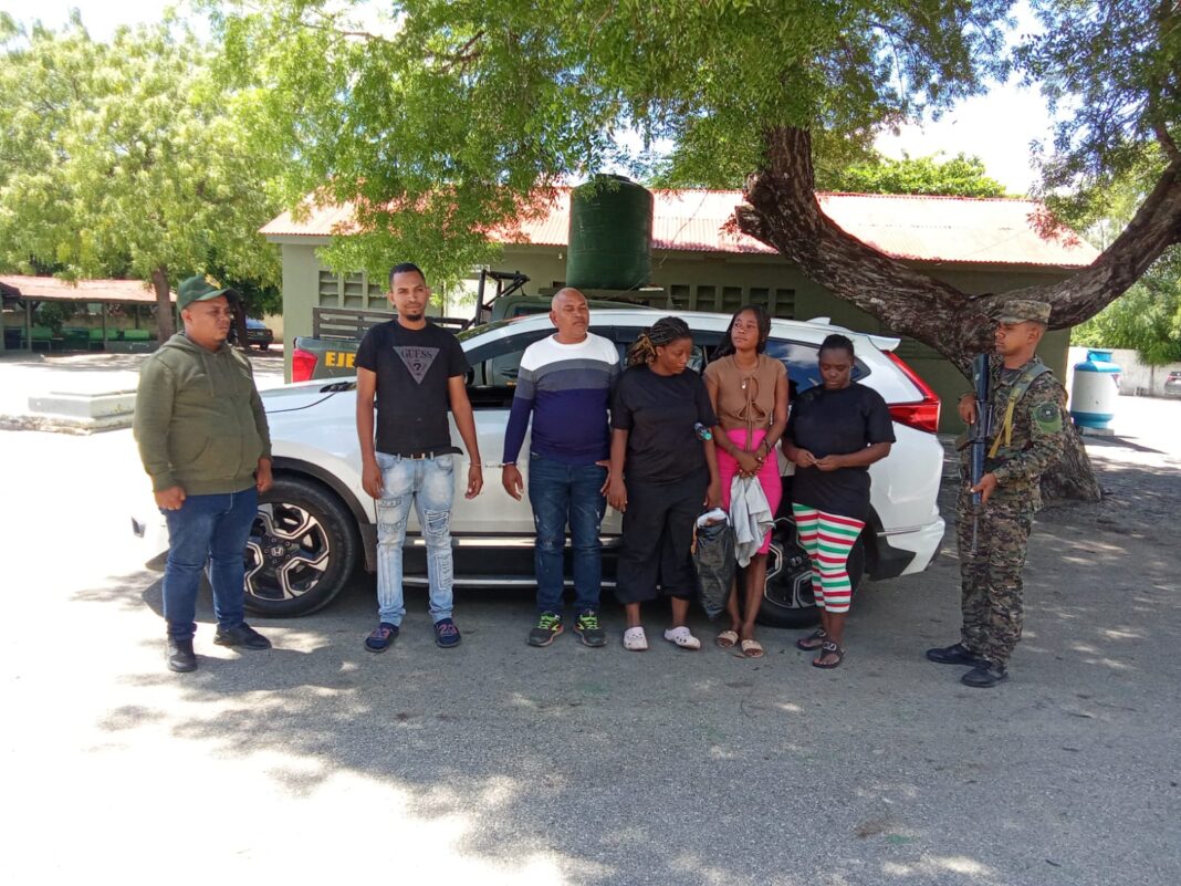 Arrestan a dos hombres que ocultaban inmigrantes indocumentados en San Juan de la Maguana
