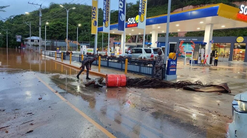 Residentes bloquean acceso al Boulevard de Las Terrenas en demanda de solución al problema de desagüe | 4 | Residentes bloquean acceso al Boulevard de Las Terrenas en demanda de solución al problema de desagüe - Noticias de hoy en República Dominicana | De Último Minuto