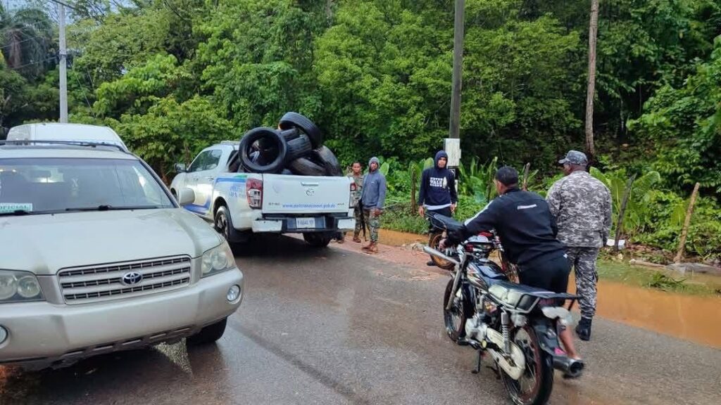 Residentes bloquean acceso al Boulevard de Las Terrenas en demanda de solución al problema de desagüe | 3 | Residentes bloquean acceso al Boulevard de Las Terrenas en demanda de solución al problema de desagüe - Noticias de hoy en República Dominicana | De Último Minuto