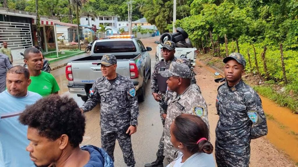 Residentes bloquean acceso al Boulevard de Las Terrenas en demanda de solución al problema de desagüe | 2 | Residentes bloquean acceso al Boulevard de Las Terrenas en demanda de solución al problema de desagüe - Noticias de hoy en República Dominicana | De Último Minuto