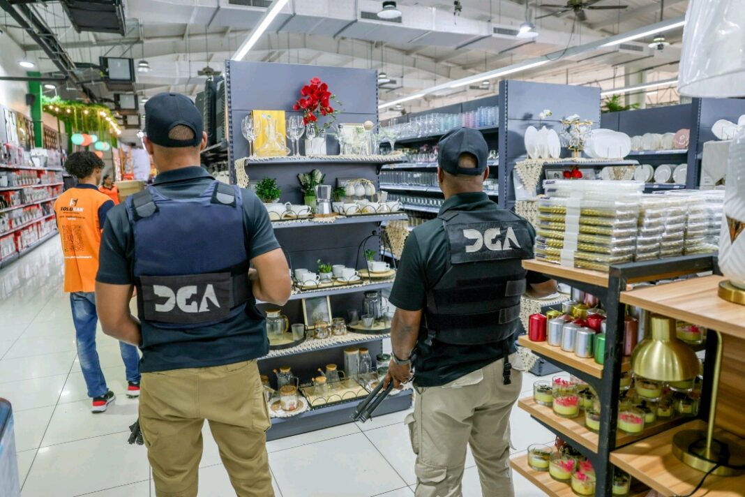 Aduanas fiscaliza comercios chinos.