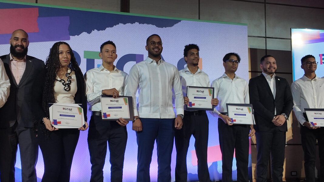 ITLA impulsa el talento joven con la entrega de más de 100 becas técnicas