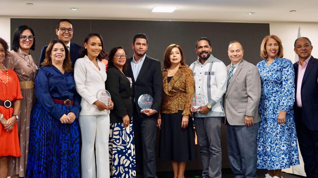 Periodista de De Último Minuto gana Premio World Vision por reportaje sobre huérfanos tras feminicidios | 3 | Periodista de De Último Minuto gana Premio World Vision por reportaje sobre huérfanos tras feminicidios - Noticias de hoy en República Dominicana | De Último Minuto