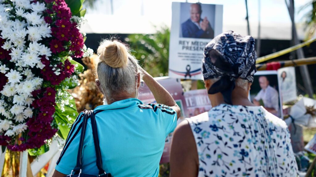 Alcaldía del DN realiza ofrenda floral en la zona cero a un mes de la tragedia del Jet Set - Noticias de hoy en República Dominicana | De Último Minuto