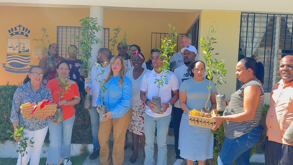 FEDA lanza programa "Siembra tu Patio en Familia" en Arroyo Barril | 4 | FEDA lanza programa "Siembra tu Patio en Familia" en Arroyo Barril - Noticias de hoy en República Dominicana | De Último Minuto