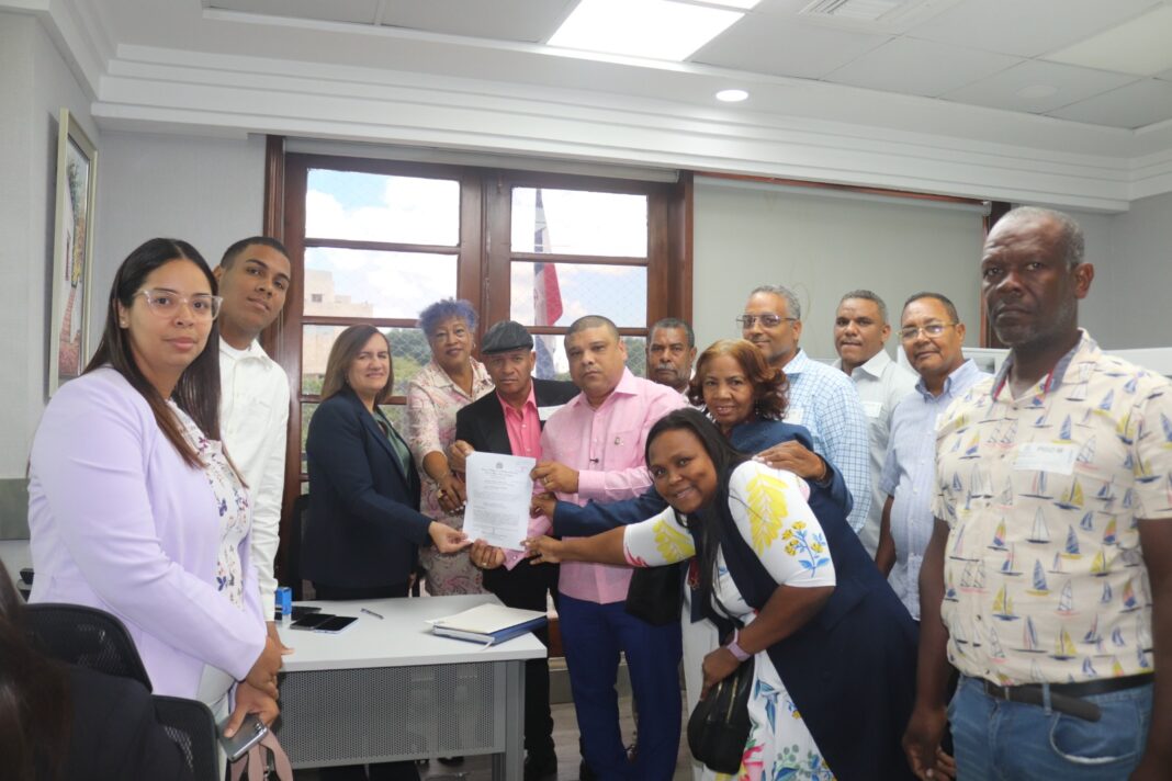 Diputado solicita asfalto para el sector Cerros del Parque en Ponce de Guaricano SDN