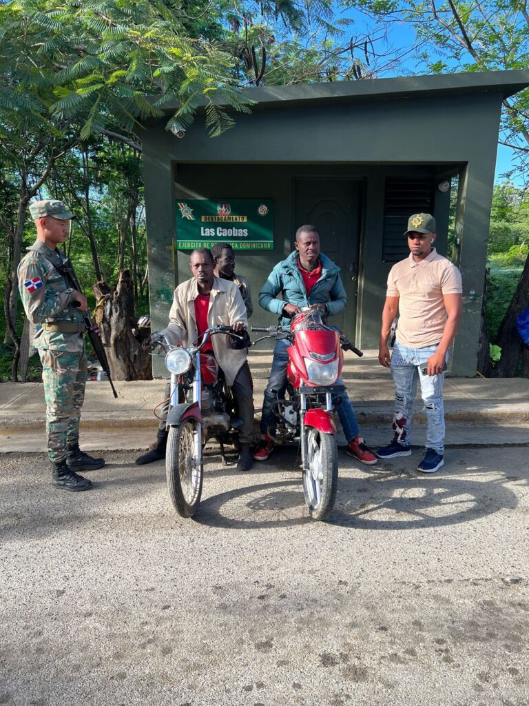 En Elías Piña dejan abandonado haitiano con 100 paquetes de cigarrillos de contrabando | De Último Minuto