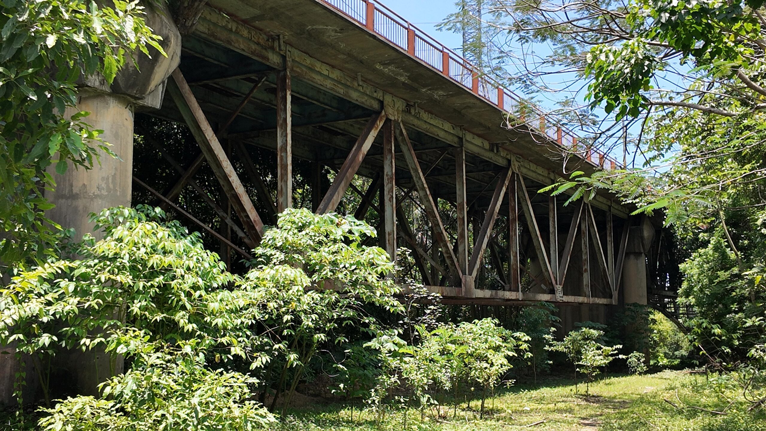 Residentes en La Barquita están al grito con tanda de apagones y deterioro de puente - Noticias de hoy en República Dominicana | De Último Minuto