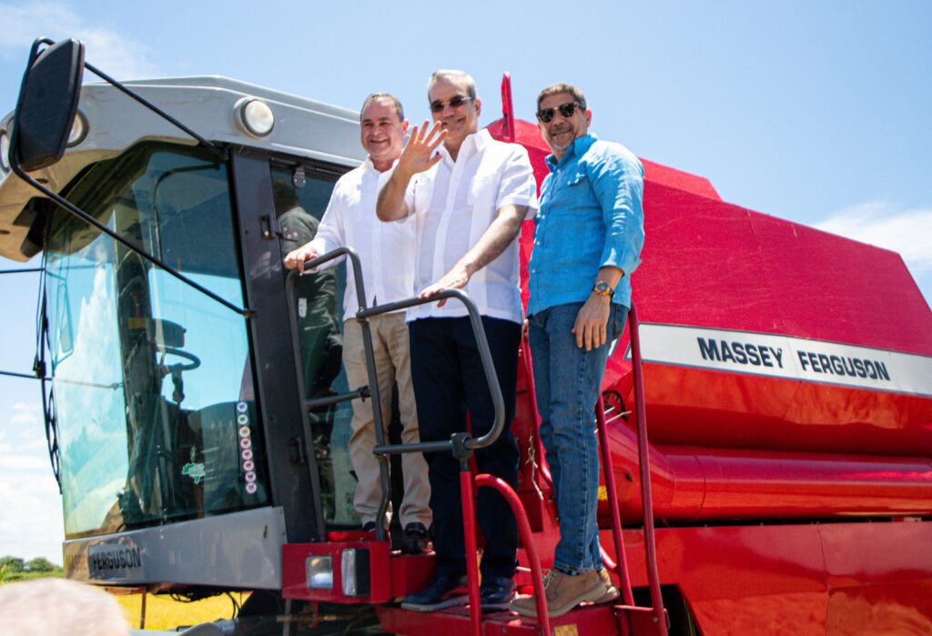 Lluvias frustran visita de Abinader a Moca en pleno Día del Agricultor