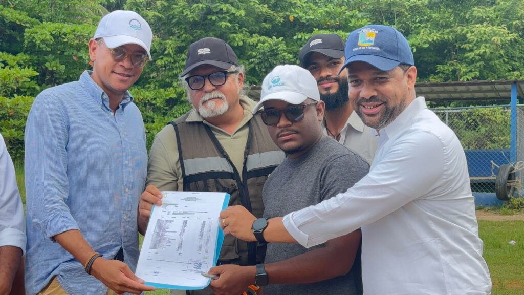 Alcaldía de Las Terrenas y sector privado comienzan trabajos de remozamiento en el Play de La Barbacoa | 2 | Alcaldía de Las Terrenas y sector privado comienzan trabajos de remozamiento en el Play de La Barbacoa - Noticias de hoy en República Dominicana | De Último Minuto