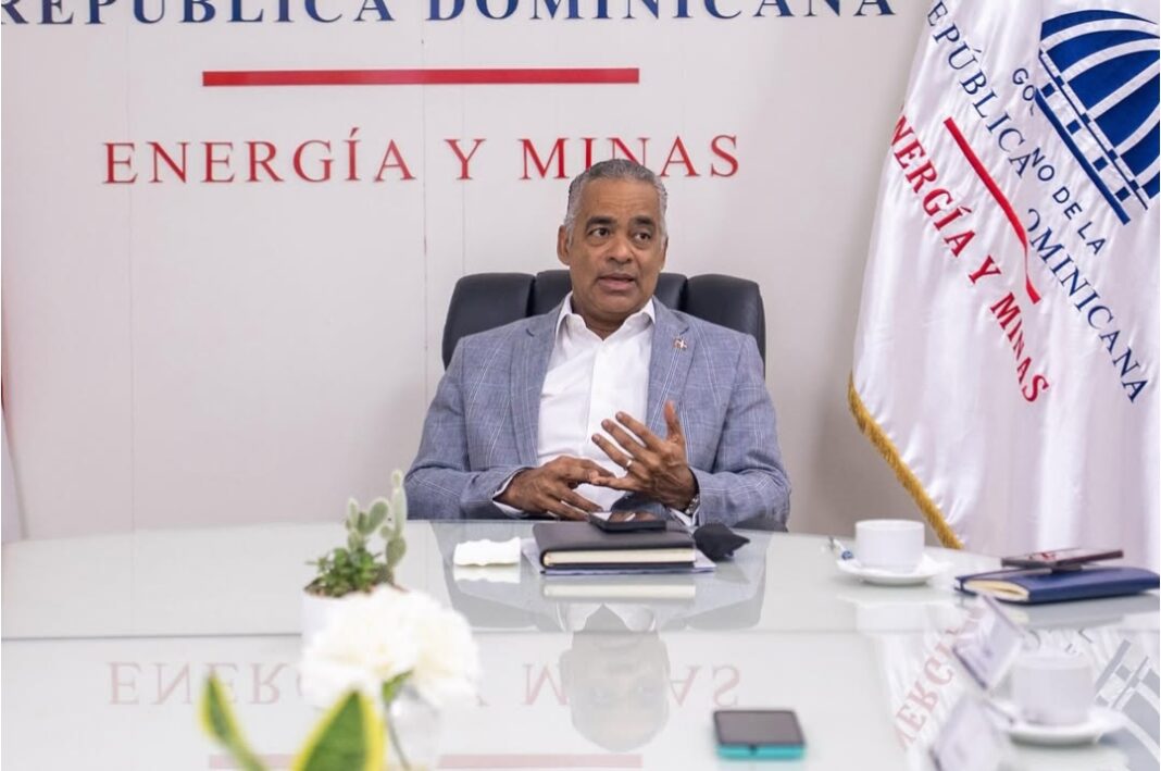 Ministro de Energía y Minas, Joel Santos.