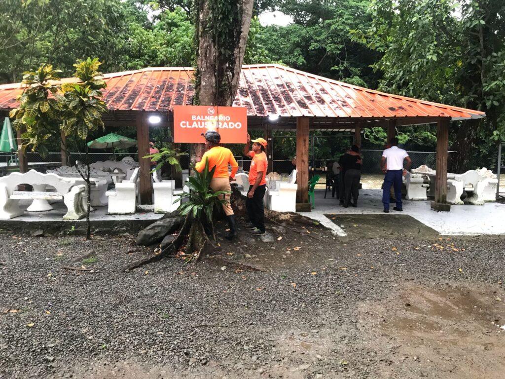 Clausuran ríos y balnearios en Monseñor Nouel ante alerta roja por vaguada - Noticias de hoy en República Dominicana | De Último Minuto