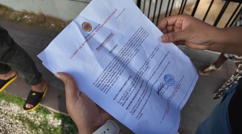 Madre desesperada pide ayuda tras incendio que consumió su vivienda en SDN