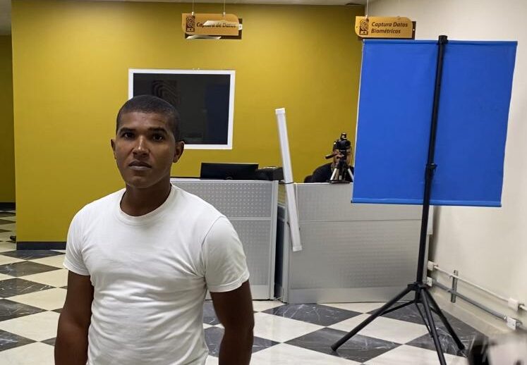 Joven de Bayaguana recibe su cédula tras casi una década de espera por error en su acta de nacimiento