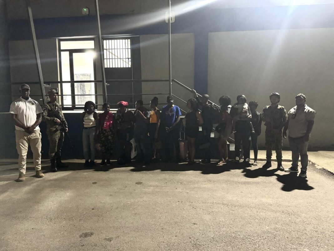 Detienen a 12 haitianos indocumentados en autobús que intentó evadir chequeo militar en Dajabón
