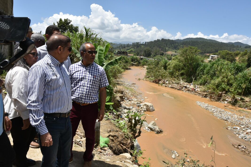 Ministro de Agricultura junto representantes de asociaciones de productores agrícolas de Tireo y otras localidades productivas de Constanza.