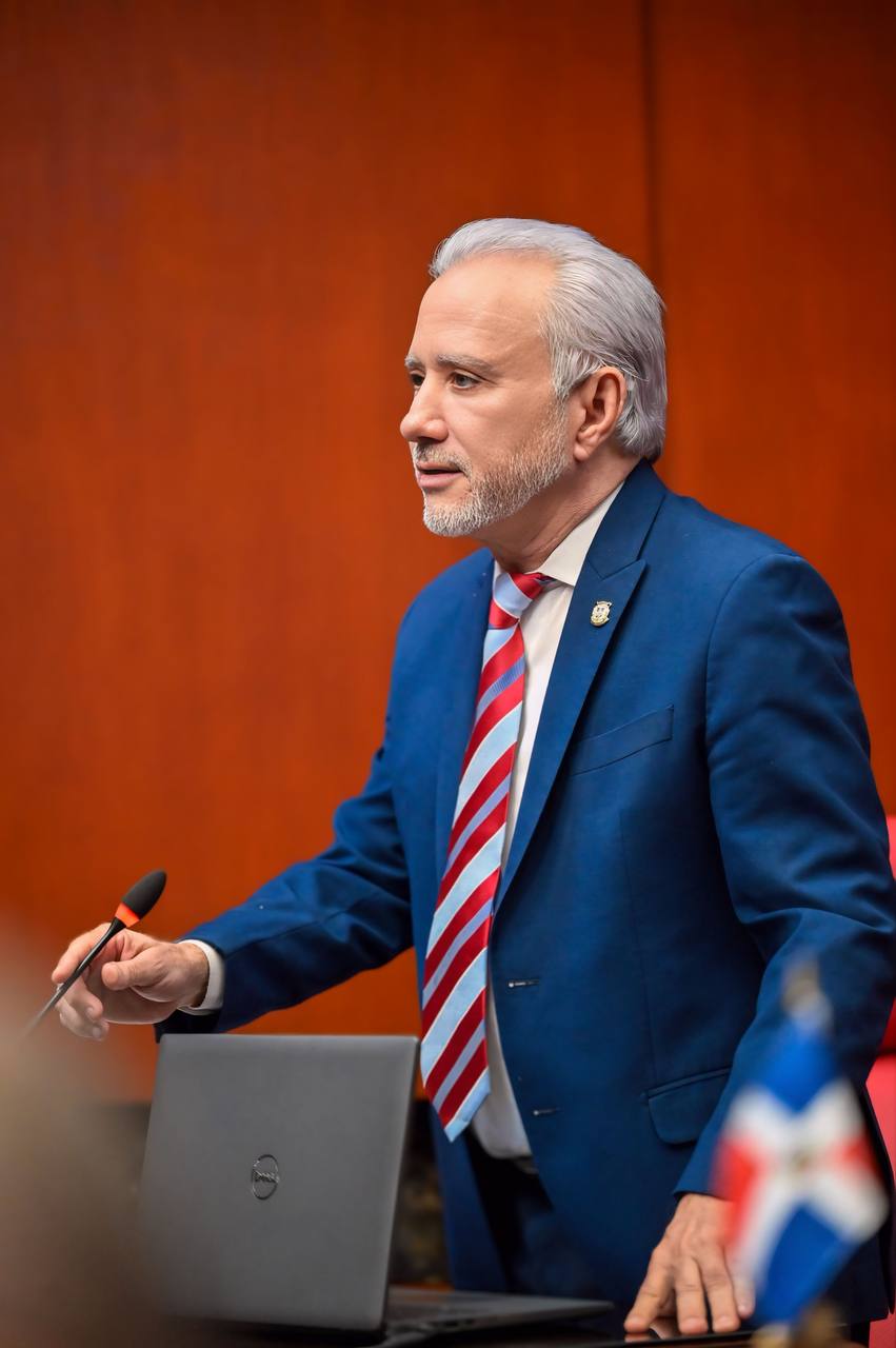 Senador exige detener desalojos de “barrios enteros” en Santo Domingo