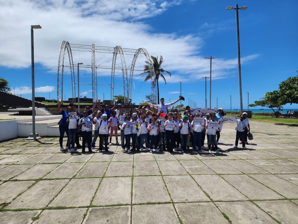 Británico Callum Bates recauda fondos caminando de Santo Domingo a Puerto Plata para fortalecer la educación - Noticias de hoy en República Dominicana | De Último Minuto
