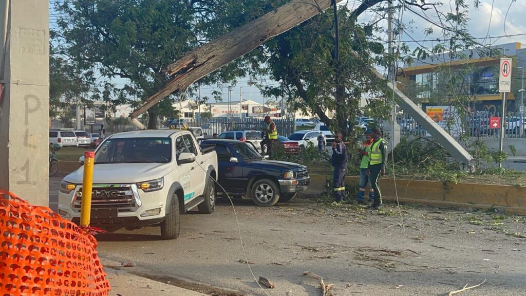 Grúa derriba cuatro postes eléctricos en circunvalación sur de Santiago y provoca caos vial - Noticias de hoy en República Dominicana | De Último Minuto