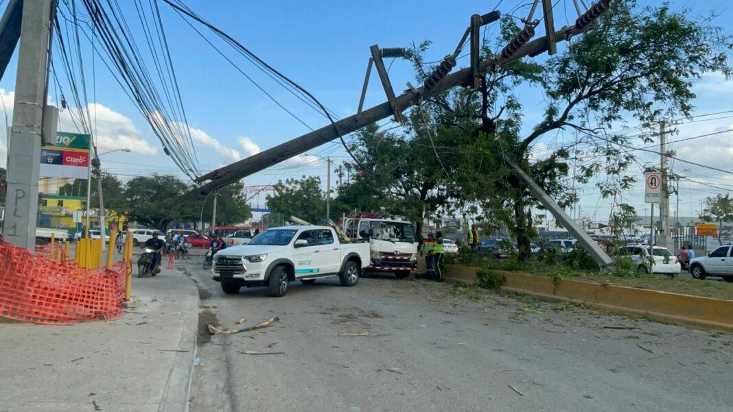 Grúa derriba cuatro postes eléctricos en circunvalación sur de Santiago y provoca caos vial