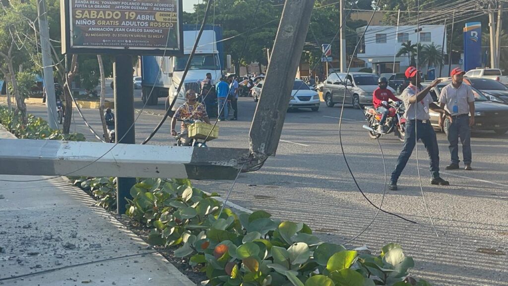 Grúa derriba cuatro postes eléctricos en circunvalación sur de Santiago y provoca caos vial - Noticias de hoy en República Dominicana | De Último Minuto