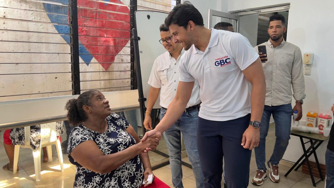 Más de 800 personas beneficiadas en operativo médico de Fundación GBC Farmacias en el DN