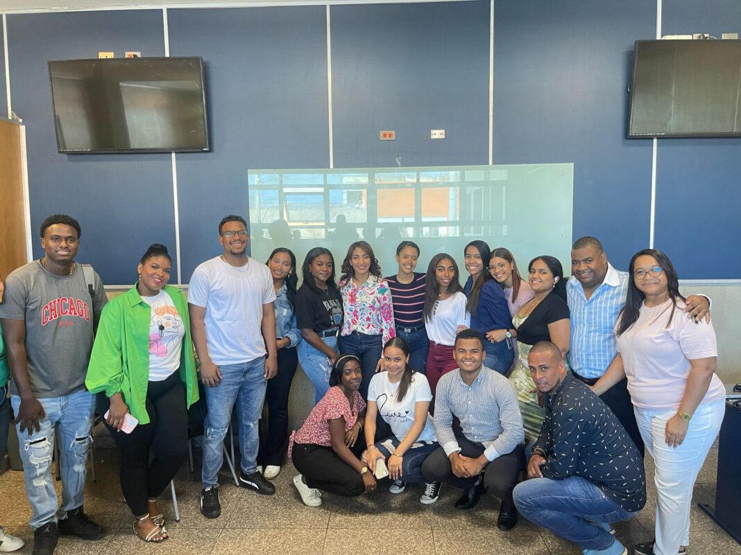Wendy Mora exhorta a estudiantes de comunicación a ejercer con ética y responsabilidad