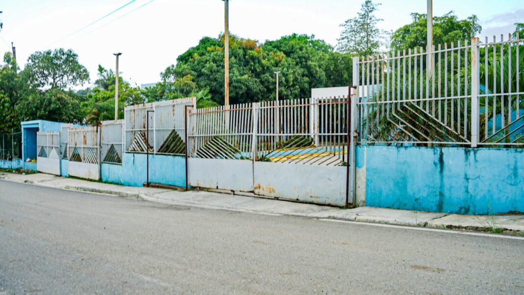 Indignación en El Carril, Haina, por muerte de niño de 10 años tras caerle portón de centro de salud