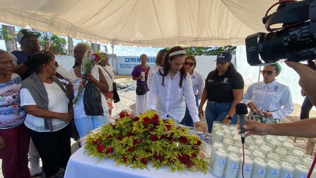 Alcaldesa Betty Gerónimo recorre cementerios por Día de las Madres - Noticias de hoy en República Dominicana | De Último Minuto