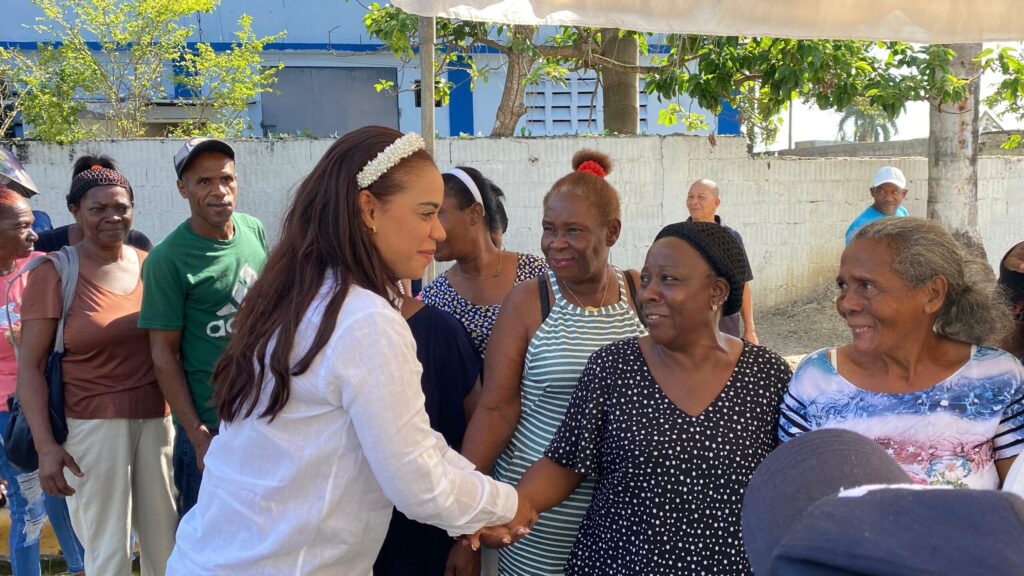 Alcaldesa Betty Gerónimo recorre cementerios por Día de las Madres - Noticias de hoy en República Dominicana | De Último Minuto
