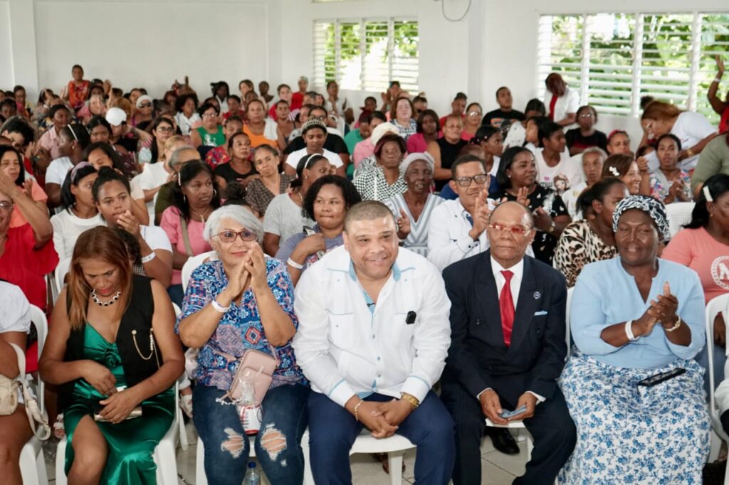 Diputado Ramón Raposo agasaja a cientos de madres de Santo Domingo Norte | 2 | Diputado Ramón Raposo agasaja a cientos de madres de Santo Domingo Norte - Noticias de hoy en República Dominicana | De Último Minuto