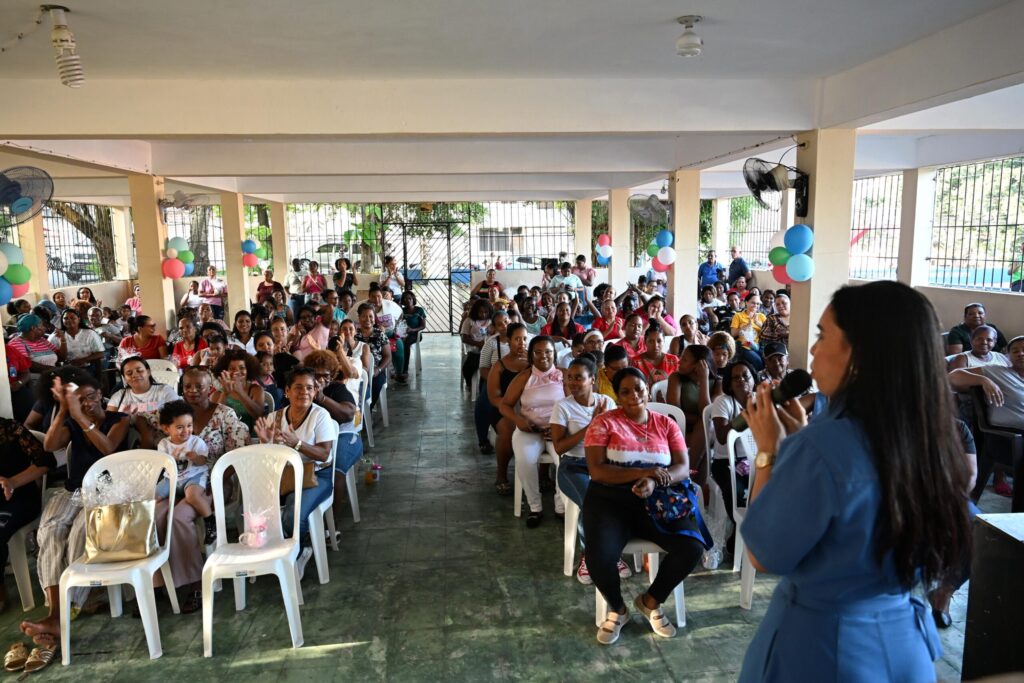 Fundación Refidomsa celebra a las madres de Haina con alegre y concurrido evento - Noticias de hoy en República Dominicana | De Último Minuto