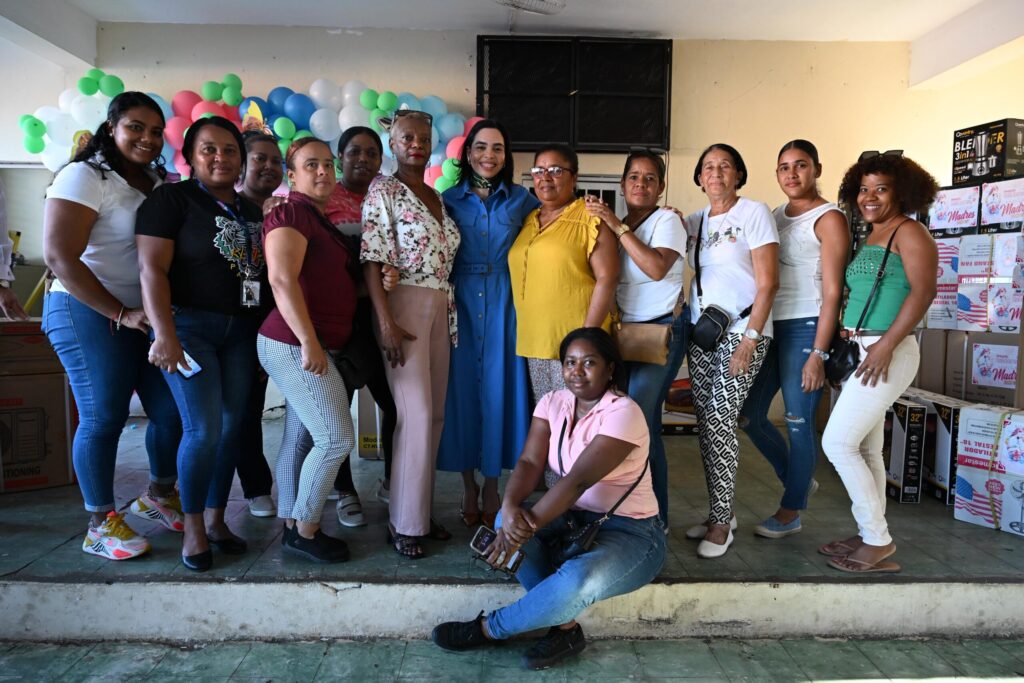 Fundación Refidomsa celebra a las madres de Haina con alegre y concurrido evento - Noticias de hoy en República Dominicana | De Último Minuto