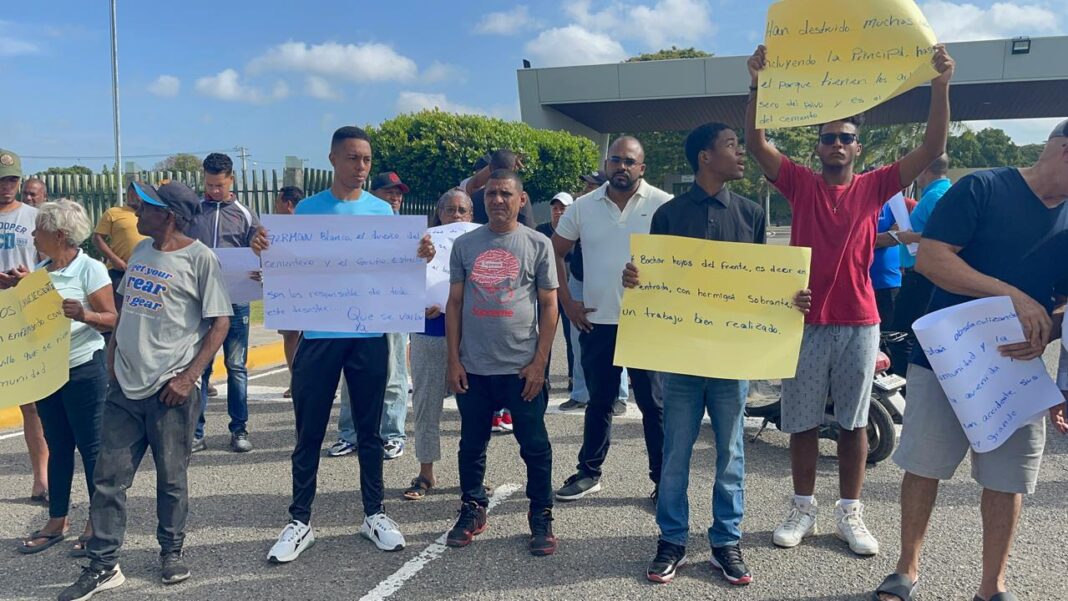 Residentes de Santiago marchan contra constructora que contamina residencial y río Yaque del Norte