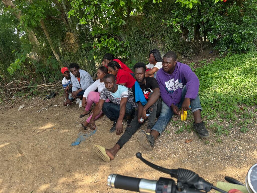 Interceptan 29 haitianos indocumentados que intentaban evadir puestos de chequeo militar | 2 | Interceptan 29 haitianos indocumentados que intentaban evadir puestos de chequeo militar | De Último Minuto