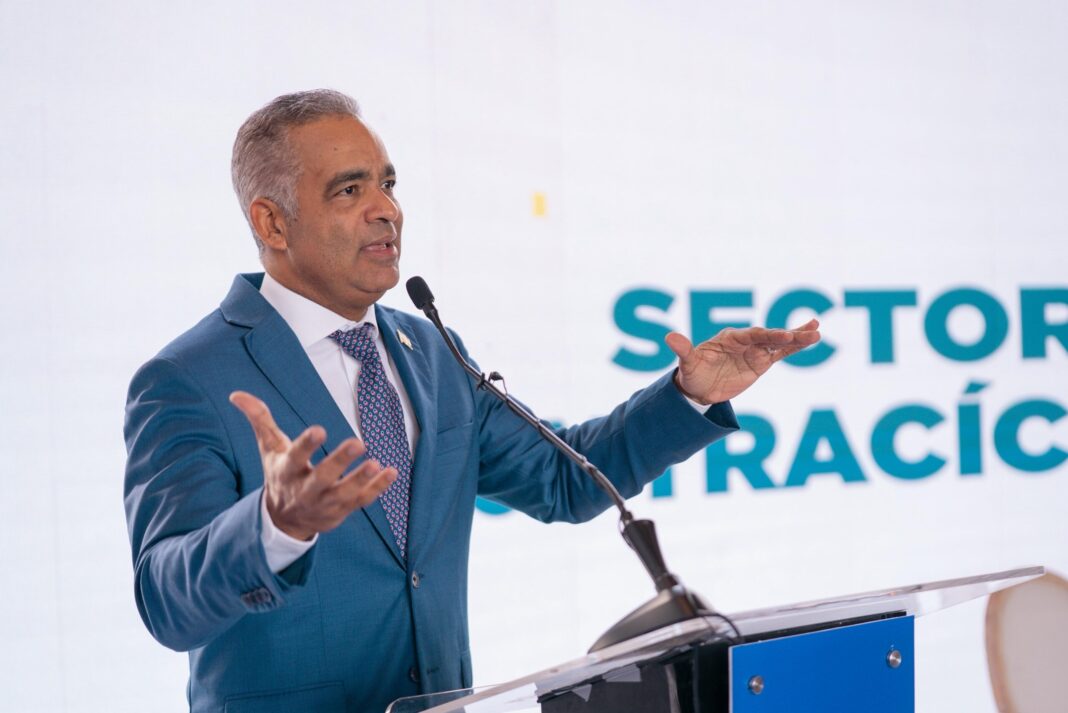 Ministro de Energía y Minas, Joel Santos.