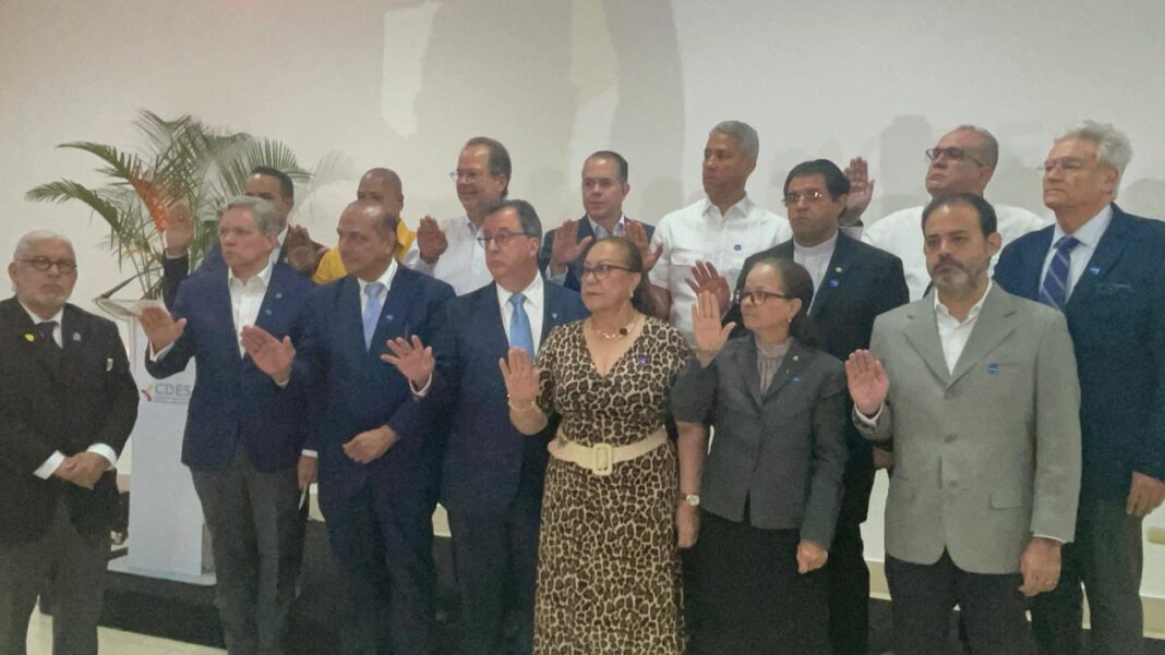 Reeligen a Ricardo Fondeur como presidente del CDES en Santiago
