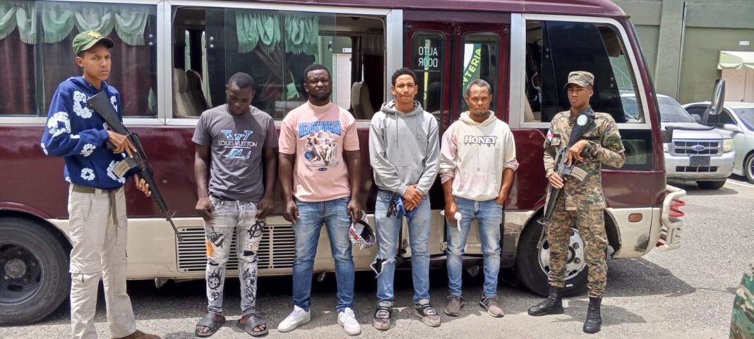 Chofer y cobrador de autobús fueron apresados con pasajeros haitianos en condición migratoria irregular en San Juan