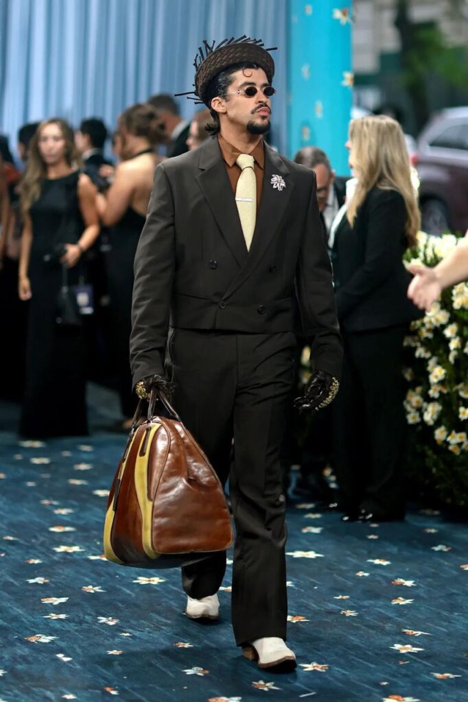 Bad Bunny habría inspirado su look del Met Gala en el legendario comediante boricua Tavín | De Último Minuto