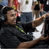 El artista puertorriqueño participó en el Formula 1 Crypto.com Miami Grand Prix 2025 como invitado especial y estrenará su tema inédito “Baja California” como parte del soundtrack oficial de la película protagonizada por Brad Pitt.