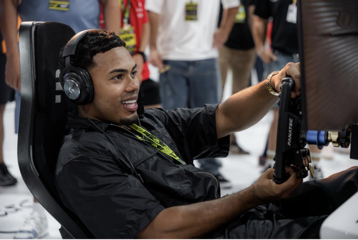 El artista puertorriqueño participó en el Formula 1 Crypto.com Miami Grand Prix 2025 como invitado especial y estrenará su tema inédito “Baja California” como parte del soundtrack oficial de la película protagonizada por Brad Pitt.