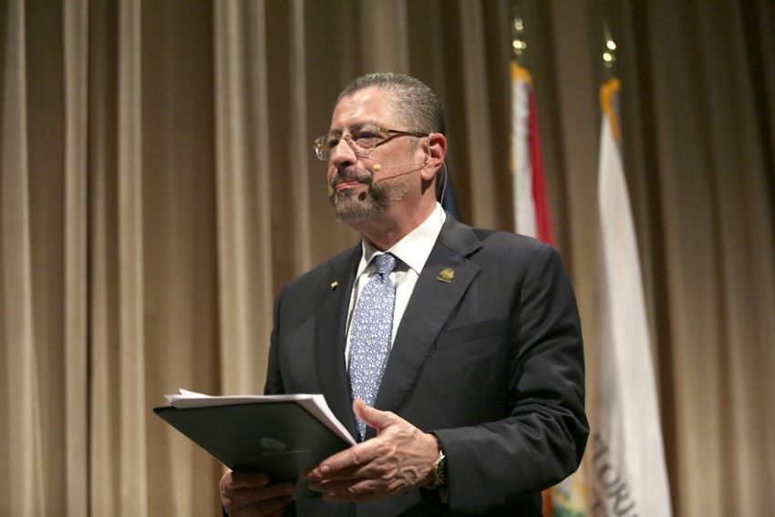 Presidente de Costa Rica recibe premio en universidad de Florida