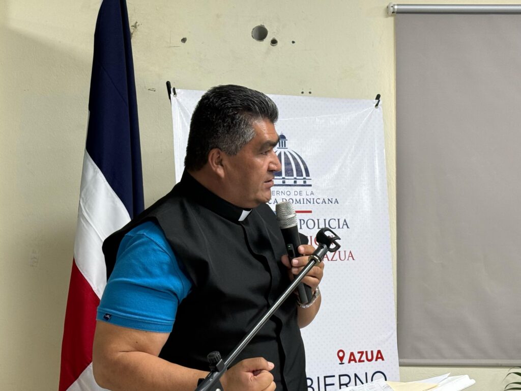 Sacerdote estalla: "Padres prefieren cobrar bonos que educar a sus hijos"